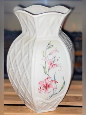 Belleek Vintage☘️Irish Vase Dated Y2K White Ceramic Vase w/Lattice & Pink Lilies